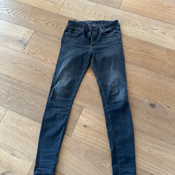 Ag Farrah skinny never put in dryer. Have a bit of a washed look on thighs - Picture 1 of 3